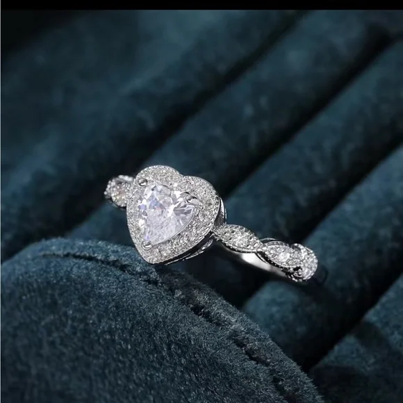 New Women’s 925 Silver Romantic Heart Diamond Ring - Picture 2 of 7